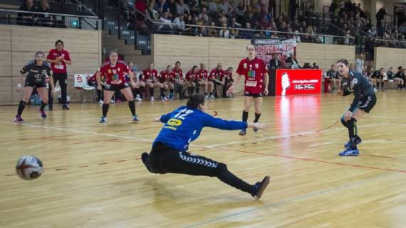 Jennifer Rode Bayer 04 Leverkusen meets Anica Gudelj goalkeeper SV Union Halle in the quarter finals SV Union Halle Neustadt Wildcats vs. Bayer 04 Leverkusen Handball DHB Cup Season 2018 2019 Copyright xVIADATAx xHolgerxJohnx Halle Saale Sachsen Anhalt Germany