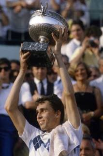 Ivan LENDL, CSSR, CZE, Tennisspieler, mit dem Siegerpokal, Siegerehrung, Jubel, Freude, bei den Tennis French Open 1984 in Paris, 10.06.1984. Â *** Ivan LENDL CSSR CZE Tennis player with the winner trophy Award ceremony Jubilee Joy at the Tennis French Open 1984 in Paris 10 06 1984 Â