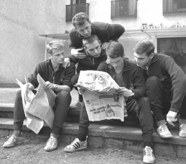 The players of 1 FC Cologne inform themselves before the game against Borussia Dortmund in the daily press In the background the Hotel Königshof in Cologne Aufn 18 04 1964 V l Karl Heinz Thielen Fritz Pott in front Hans Schäfer behind Wolfgang Overath and Wolfgang Weber HM