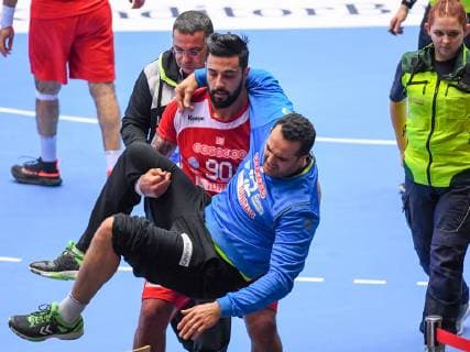 Sport Bilder des Tages HANDBALL - IHF WC, TUN vs CHI HERNING,DENMARK,14.JAN.19 - HANDBALL - IHF Men s World Championships, international match Länderspiel Tunisia vs Chile. Image shows Morouan Chouiref and Marouen Maggaiz (TUN). Keywords: injury. GEPAxpictures xOliverxLerch