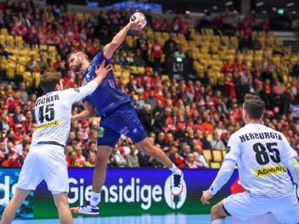 HANDBALL - IHF WC, NOR vs AUT HERNING,DENMARK,14.JAN.19 - HANDBALL - IHF Men s World Championships, international match Länderspiel Norway vs Austria. Image shows Daniel Dicker (AUT), Eivind Tangen (NOR) and Lukas Herburger (AUT). GEPAxpictures xOliverxLerch