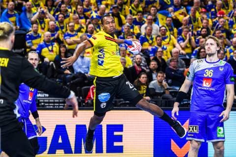 190114 Adelino Pestana of Angola against goalkeeper Mikael Appelgren and Jesper Nielsen of Sweden during the IHF World Handball Championship match between Sweden and Angola on January 14 2019 in Copenhagen Photo Ludvig Thunman BILDBYR u0081N kod LT 35578, detectedSourceLanguage  Copyright: LUDVIGxTHUNMAN BB190114LT006