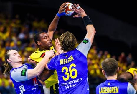 190114 Adelino Pestana of Angola against Lukas Nilsson and Jesper Nielsen during the IHF World Handball Championship match between Sweden and Angola on January 14 2019 in Copenhagen Photo Ludvig Thunman BILDBYR u0081N kod LT 35578, detectedSourceLanguage  Copyright: LUDVIGxTHUNMAN BB190114LT012