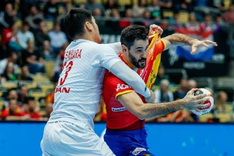 Munich Germany 14 01 2019 IHF Handball WM 2019 Group B Spain Japan Kenya Kasahara JPN and Raul Entrerrios Rodriguez ESP in the duel DeFodi048