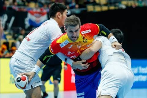 Munich Germany 14 01 2019 IHF Handball WM 2019 Group B Spain Japan Kenya Kasahara JPN Julen Aguinagalde Aquizu ESP and Jin Watanabe JPN in the duel DeFodi048