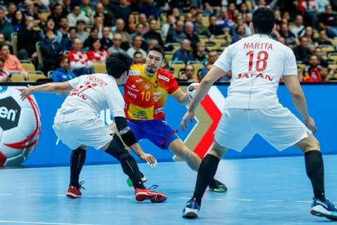 Munich Germany 14 01 2019 IHF Handball WM 2019 Group B Spain Japan Tatsuki Yoshino JPN and Alex Dujshebaev Dovichebaeva ESP in the duel DeFodi048