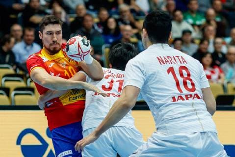 Munich Germany 14 01 2019 IHF Handball WM 2019 Group B Spain Japan Tatsuki Yoshino JPN and Alex Dujshebaev Dovichebaeva ESP in the duel DeFodi048