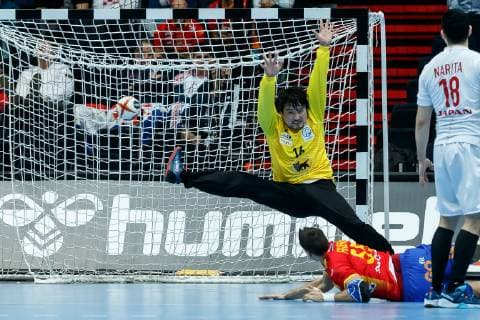 Munich Germany 14 01 2019 IHF Handball WM 2019 Group B Spain Japan Adrian Figueras Trejo ESP and goalkeeper Akihito Kai JPN in the duel DeFodi048