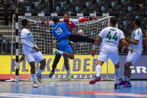 HANDBALL - IHF WC, KSA vs TUN HERNING,DENMARK,15.JAN.19 - HANDBALL - IHF Men s World Championships, international match Länderspiel Saudi Arabia vs Tunisia. Image shows Abdulaziz Khayri (KSA), Mosbah Sanai (TUN), Mohammad Alsalem, Mahdi Alsalem and Hassan Aljanabi (KSA). GEPAxpictures xOliverxLerch