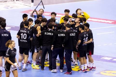 Koreas Team during a Team Time Out Korea vs Serbia Preliminary Round Handball IHF Handball World Championship 15 01 19 Berlin Berlin Germany Mercedes Benz Arena Copyright: xAgentur54Gradx xFelixxKoenigx