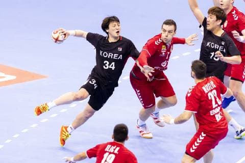 Jeongu Kang No 34 Korea vs Milan Pusica No 2 Serbia Korea vs Serbia Preliminary round Handball IHF Handball World Championship 15 01 19 Berlin Berlin Germany Mercedes Benz Arena Copyright: xAgentur54Gradx xFelixxKoenigx