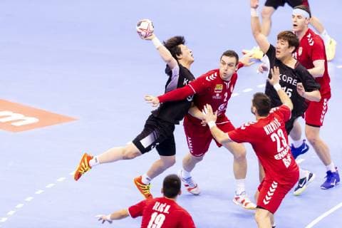 Jeongu Kang No 34 Korea vs Milan Pusica No 2 Serbia Korea vs Serbia Preliminary round Handball IHF Handball World Championship 15 01 19 Berlin Berlin Germany Mercedes Benz Arena Copyright: xAgentur54Gradx xFelixxKoenigx