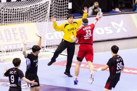 Mijajla Marsenic No 33 Serbia vs Jaeyong Park No 1 Korea Korea vs Serbia Preliminary Round Handball IHF Handball World Championship 15 01 19 Berlin Berlin Germany Mercedes Benz Arena Copyright: xAgentur54Gradx xFelixxKoenigx