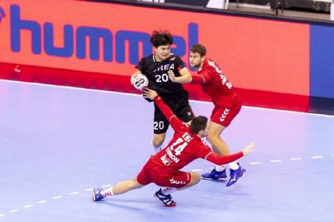 Tan Kang No 20 Korea vs Lazar Kukic No 24 Serbia and Ivan Mosic No 20 Serbia Korea vs Serbia Preliminary Round Handball IHF Handball World Championship 15 01 19 Berlin Berlin Germany Mercedes Benz Arena Copyright: xAgentur54Gradx xFelixxKoenigx