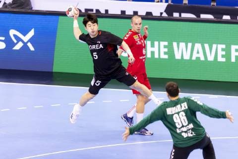 Beom Mun Choi No 5 Korea vs. Vukasin Vorkapic No 3 Serbia and Dejan Milosavljev No 96 Serbia Korea vs Serbia Preliminary round Handball IHF Handball World Championship 15 01 19 Berlin Berlin Germany Mercedes Benz Arena Copyright: xAgentur54Gradx xFelixxKoenigx