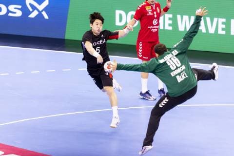 Beom Mun Choi No 5 Korea vs. Vukasin Vorkapic No 3 Serbia and Dejan Milosavljev No 96 Serbia Korea vs Serbia Preliminary round Handball IHF Handball World Championship 15 01 19 Berlin Berlin Germany Mercedes Benz Arena Copyright: xAgentur54Gradx xFelixxKoenigx