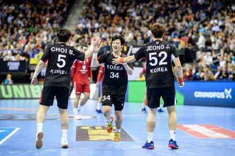Korea vs. Serbia Handball World Championship 2019 15 01 2019 l r Beom Mun Choi COR 5 Jeongu Kang COR 34 and Jaewan Jeong COR 52 at the match between Korea and Serbia at the Handball World Championship in Berlin on 15 01 2019 Berlin BER Germany Mercedes Benz Arena