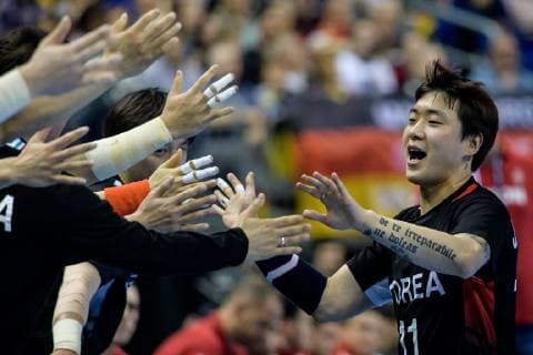 Korea vs. Serbia Handball World Championship 2019 15 01 2019 Dong Hyun Jang COR 11 cheers with the bench at the match between Korea and Serbia at the Handball World Championship in Berlin on 15 01 2019 Berlin BER Germany Mercedes Benz Arena