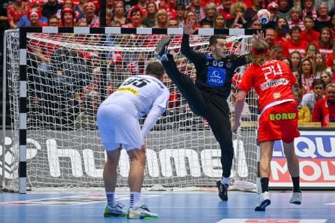 HANDBALL - IHF WC, AUT vs DEN HERNING,DENMARK,15.JAN.19 - HANDBALL - IHF Men s World Championships, international match Länderspiel Austria vs Denmark. Image shows Romas Kirveliavicius, Kristian Pilipovic (AUT) and Mikkel Hansen (DEN) GEPAxpictures xOliverxLerch