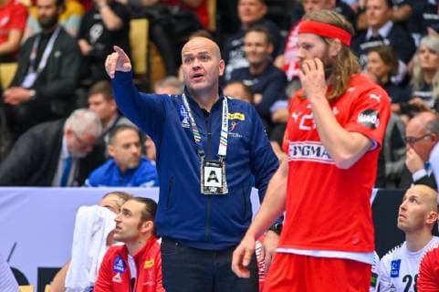 HANDBALL - IHF WC, AUT vs DEN HERNING,DENMARK,15.JAN.19 - HANDBALL - IHF Men s World Championships, international match Länderspiel Austria vs Denmark. Image shows head coach Patrekur Johannesson (AUT) and Mikkel Hansen (DEN). GEPAxpictures xOliverxLerch