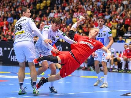 HANDBALL - IHF WC, AUT vs DEN HERNING,DENMARK,15.JAN.19 - HANDBALL - IHF Men s World Championships, international match Länderspiel Austria vs Denmark. Image shows Romas Kirveliavicius, Daniel Dicker (AUT), Anders Zachariassen (DEN) and Boris Zivkovic (AUT). GEPAxpictures xOliverxLerch