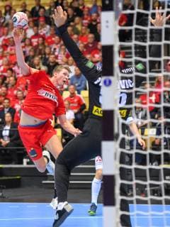 Sport Bilder des Tages HANDBALL - IHF WC, AUT vs DEN HERNING,DENMARK,15.JAN.19 - HANDBALL - IHF Men s World Championships, international match Länderspiel Austria vs Denmark. Image shows Magnus Landin (DEN) and Kristian Pilipovic (AUT). GEPAxpictures xOliverxLerch