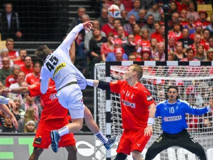 HANDBALL - IHF WC, AUT vs DEN HERNING,DENMARK,15.JAN.19 - HANDBALL - IHF Men s World Championships, international match Länderspiel Austria vs Denmark. Image shows Daniel Dicker (AUT), Anders Zachariassen and Jannick Green (DEN). GEPAxpictures xOliverxLerch