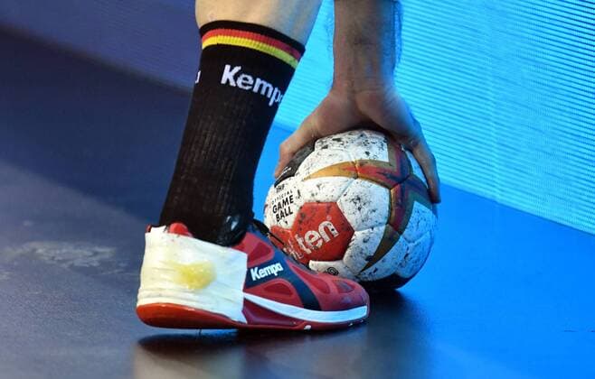 WM Spielball und die Beine von Uwe Gensheimer Germany Germany France Germany France IHF Handball World Championship 2019 Hanball World Championship 2019 Men Men Men Men Handball Germany Germany Germany Preliminary Round Group A group A Berlin 15 1 2019