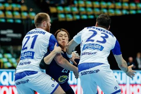 Munich Germany 16 01 2019 IHF Handball WM 2019 Group B Japan Island Arnar Freyr Arnarsson ISL Hiroki Motoki JPN and Olafur Gustafsson ISL in the total DeFodi048