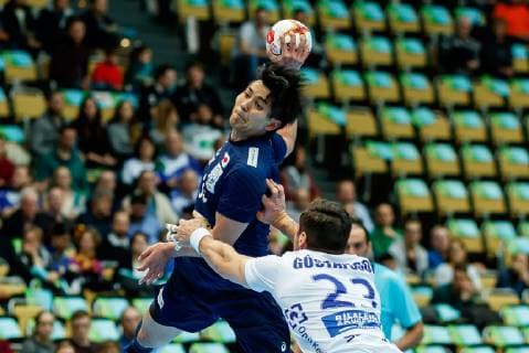 Munich Germany 16 01 2019 IHF Handball WM 2019 Group B Japan Island Yuto Agarie JPN and Olafur Gustafsson ISL in the duel DeFodi048