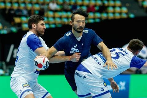 Munich Germany 16 01 2019 IHF Handball WM 2019 Group B Japan Island Olafur Gustafsson ISL Tetsuya Kadoyama JPN in total Elvar Oern Jonsson ISL in total DeFodi048