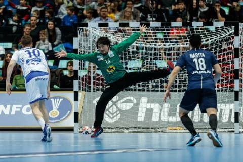 Munich Germany 16 01 2019 IHF Handball WM 2019 Group B Japan Iceland Stefan Sigurmannson ISL and goalkeeper Akihito Kai JPN in the duel DeFodi048