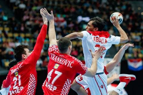 Munich Germany 16 01 2019 IHF Handball WM 2019 Group B Croatia Bahrain Jakov Vrankovic CRO and Abdulla Yaseen BHR in the total DeFodi048