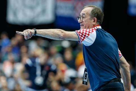 Munich Germany 16 01 2019 IHF Handball WM 2019 Group B Croatia Bahrain Coach Lino Cervar CRO gesticulated gesticulation DeFodi048
