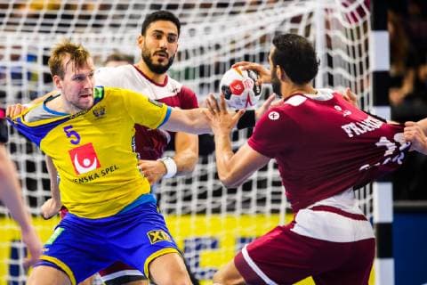 190116 Max Darj of Sweden in a duel with Firas Chaieb and Wajdi Sinen of Qatar during the IHF World Handball Championship match between Qatar and Sweden on January 16 2019 in Copenhagen Photo Ludvig Thunman BILDBYR u0081N kod LT 35580,  Copyright: LUDVIGxTHUNMAN BB190116LT029