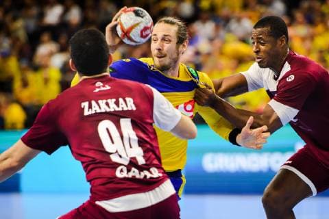 190116 Kim Ekdahl du Rietz of Sweden in a duel with Wajdi Sinen and Rafael Capote of Qatar during the IHF World Handball Championship match between Qatar and Sweden on January 16 2019 in Copenhagen Photo Ludvig Thunman BILDBYR u0081N kod LT 35580,  Copyright: LUDVIGxTHUNMAN BB190116LT040