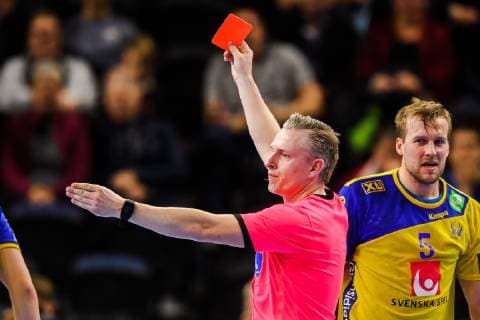 190116 Linus Arnesson of Sweden not in picture receives a red card during the IHF World Handball Championship match between Qatar and Sweden on January 16 2019 in Copenhagen Photo Ludvig Thunman BILDBYR u0081N kod LT 35580,  Copyright: LUDVIGxTHUNMAN BB190116LT046