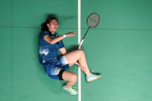 Sport Themen der Woche KW03 Sport Bilder des Tages (190117) -- KUALA LUMPUR, Jan. 17, 2019 (Xinhua) -- Gao Fangjie of China gets injured during the women s singles second round match against Carolina Marin of Spain at the Malaysia Masters 2019 in Kuala Lumpur, Malaysia, Jan. 17, 2019. (Xinhua Zhu Wei) (SP)MALAYSIA-KUALA LUMPUR-BADMINTON-MALAYSIA MASTERS 2019 