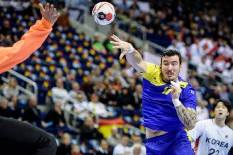 Brazil vs. Korea Handball World Championship 2019 17 01 2019 Alexandro Pozzer BRA 17 with Seunghyun Seo COR 22 at the match between Brazil and Korea at the Handball World Championship in Berlin on 17 01 2019 Berlin BER Germany Mercedes Benz Arena