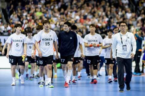 Brazil vs. Korea Handball World Championship 2019 17 01 2019 l r Beom Mun Choi COR 5 Dongmyung Kim COR 15 Seungdo Na COR 17 Jaewan Jeong COR 52 and coach Young Shin Cho COR at the match between Brazil and Korea at the Handball World Championship in Berlin on 17 01 2019 Berlin BER Germany Mercedes Benz Arena