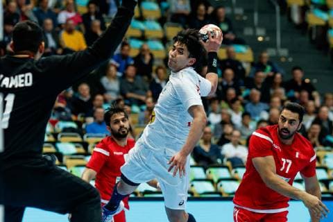Munich Germany 17 01 2019 IHF Handball WM 2019 Group B Bahrain Japan Yuto Agarie JPN and Jasim Alsalatna BHR in the duel DeFodi048