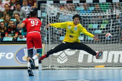 Munich Germany 17 01 2019 IHF Handball WM 2019 Group B Bahrain Japan Mohamed Habib BHR and goalkeeper Yuki Kubo JPN in the total DeFodi048