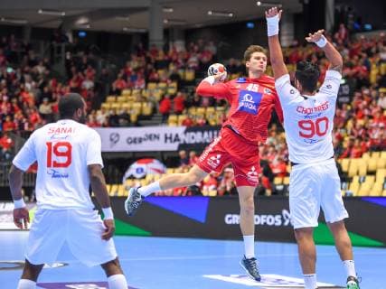 Handball WM, Österreich - Tunesien HANDBALL - IHF WC, AUT vs TUN HERNING,DENMARK,17.JAN.19 - HANDBALL - IHF Men s World Championships, international match Länderspiel Austria vs Tunisia. Image shows Mosbah Sanai (TUN), Daniel Dicker (AUT) and Morouan Chouiref (TUN). GEPAxpictures xOliverxLerch