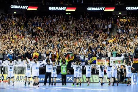 Germany vs. Serbia Handball World Championship 2019 17 01 2019 German team at the wave with the fans after the match between Germany and Serbia at the Handball World Championship in Berlin on 17 01 2019 Berlin BER Germany Mercedes Benz Arena