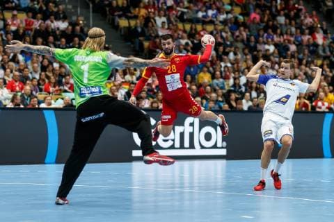 Munich Germany 17 01 2019 IHF Handball WM 2019 Group B Macedonia Iceland Martin Popovski MKD and goalkeeper Bjoergvin Pall Gustavsson ISL in the total DeFodi048