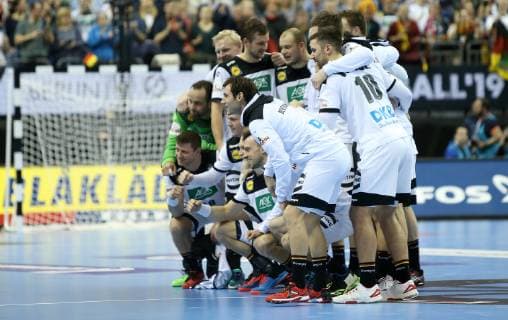 Team photo Germany from the side after the match Germany vs. Serbia of the Handball World Championship 2019 the men on 17 01 2019 in the Mercedes Benz Arena in Berlin Handball World Championship 2019 Group A Germany Serbia