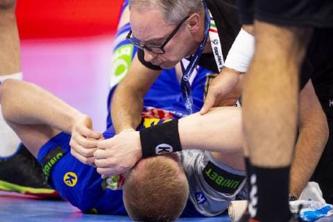 190117 Jim Gottfridsson of Sweden is looked after by Team Swedens doctor during the IHF World Handball Championship match between Sweden and Hungary on January 17 2019 in Copenhagen Photo Ludvig Thunman BILDBYR u0081N kod LT 35581,  Copyright: LUDVIGxTHUNMAN BB190117LT027