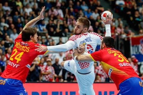 Munich Germany 17 01 2019 IHF Handball WM 2019 Group B Spain Croatia Viran Morros De Argila ESP Cindrik Luka CRO and Gedeon Guardiola Villaplana ESP in the duel DeFodi048