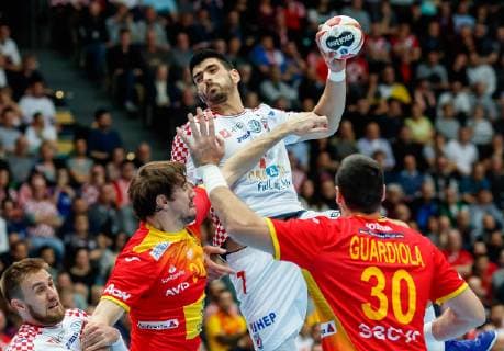 Munich Germany 17 01 2019 IHF Handball WM 2019 Group B Spain Croatia Viran Morros De Argila ESP Luka Stepancic CRO and Gedeon Guardiola Villaplana ESP in the total DeFodi048
