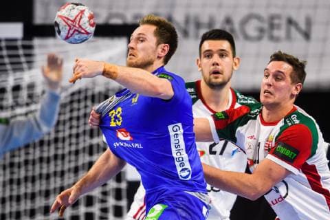 190117 Albin Lagergren of Sweden and Bence Banhidi and Patrik Ligetvari of Hungary during the IHF World Handball Championship match between Sweden and Hungary on January 17 2019 in Copenhagen Photo Ludvig Thunman BILDBYR u0081N kod LT 35581,  Copyright: LUDVIGxTHUNMAN BB190117LT035